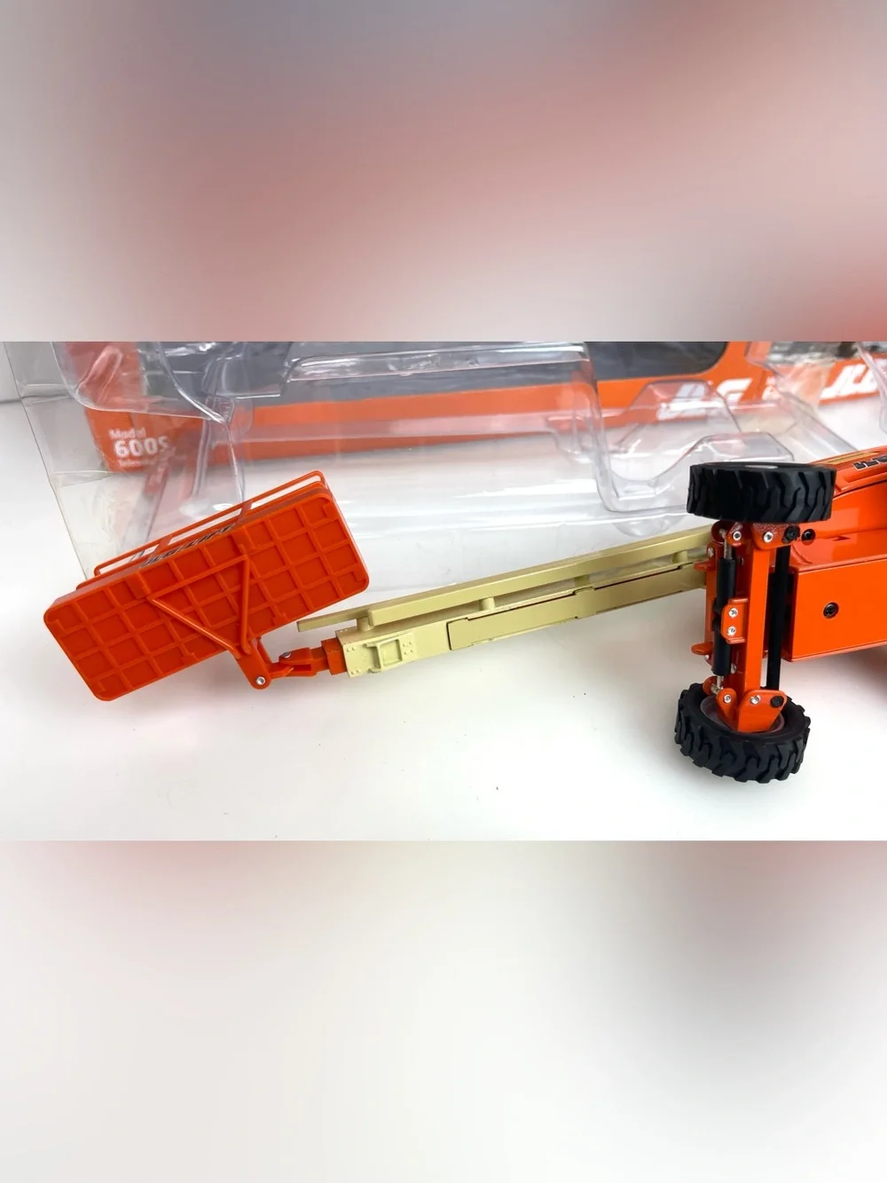 RARE JLG 2015 600S Telescopic Boom Lift 1:32 Scale Collectible Die Cast Series 4
